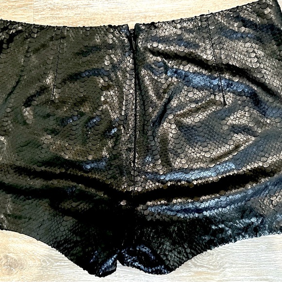 J Brand, Black Leather Shorts Size 2 - Picture 3 of 3